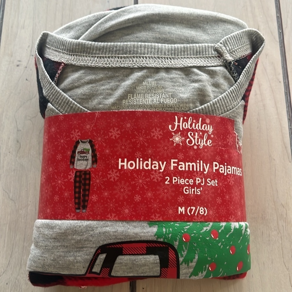 ♥️Happy Holidays Girl’s Buffalo Plaid Pajamas M7/8 - Picture 2 of 4